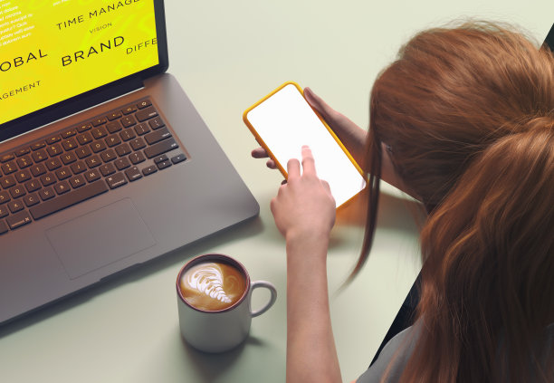 女人摸着智能手机的模型。图片下载