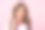 可爱的内容女人的特写照片与长卷曲的棕色头发微笑着看着你，孤立在粉红色的背景图片下载
