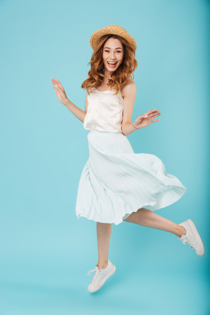 情绪化的白人女子跳跃图片下载