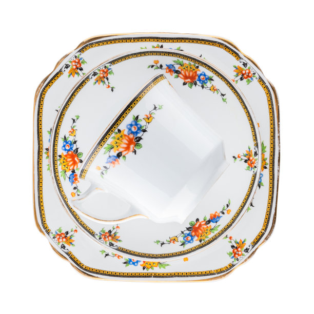 古董瓷茶杯和碟孤立在白色。图片下载