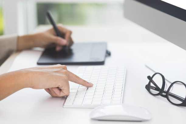 设计师的手握笔和工作图形平板电脑。图片下载