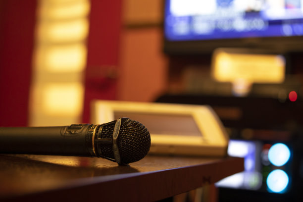 卡拉ok的遥控器和麦克风图片下载