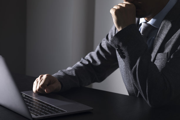 年轻商人在笔记本电脑上工作的特写图片下载