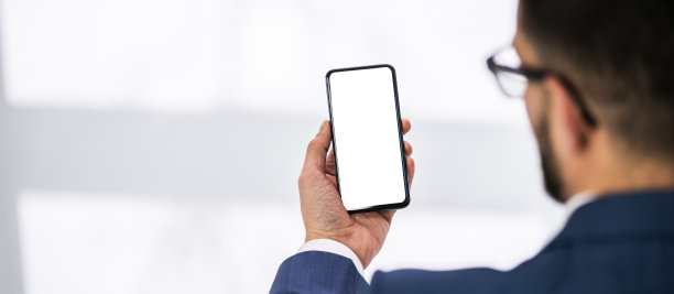 手持手机的男子图片下载