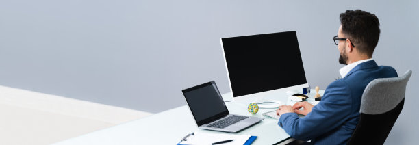 在工作场所工作的商人图片下载