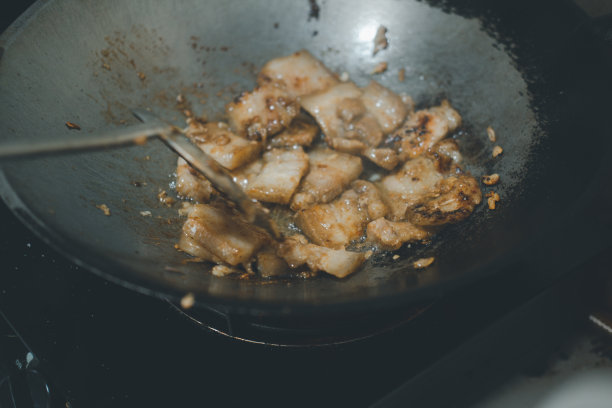 用大蒜和胡椒炒五花肉。美味的晚餐图片下载