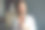 一个女艺术家在她的艺术工作室拿着一撮刷子。一个年轻的女学生画家在家里寻找想象力。图片下载