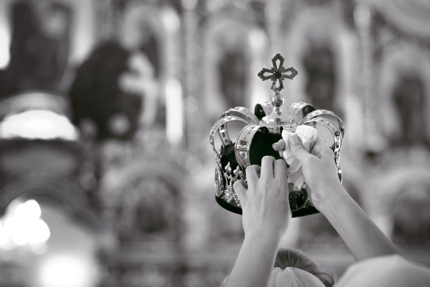 东正教婚礼上的王冠式饰品是由两个人举在新娘和新郎的头顶上方。婚礼在一个古老的教堂举行图片下载
