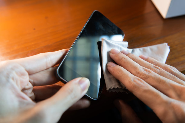 用超细纤维布清洁智能手机屏幕图片下载