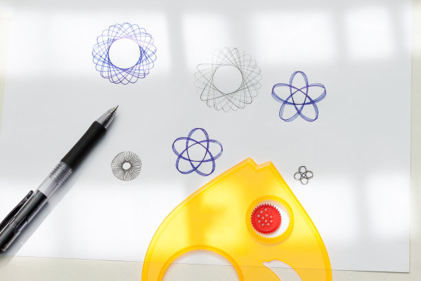 儿童画螺旋线模式与螺旋线工具包，平躺。图片下载