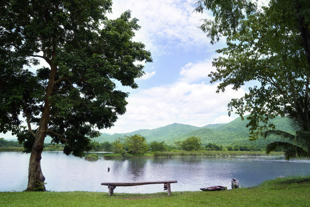 在湖上的长椅上坐下来，放松在一个阴凉的氛围中，自然。图片下载