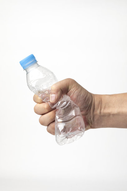 男手拿着水瓶图片下载