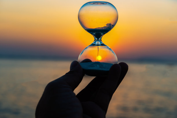 美丽夕阳下的审美沙漏图片下载