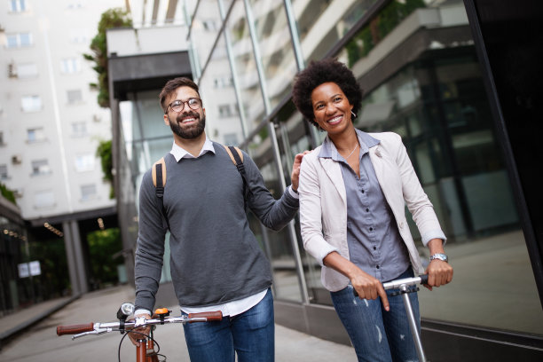 幸福的夫妇使用电动车，自行车在城市。绿色生态能源理念，零排放图片下载