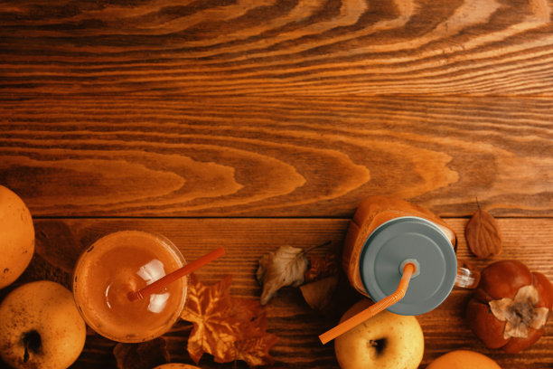 南瓜汁装在装有南瓜的瓶子里。图片下载