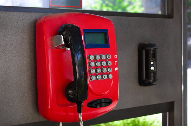 电话亭特写。街上的红色公用电话图片下载