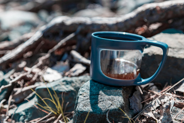 石头上放着一个盛热饮的杯子图片下载