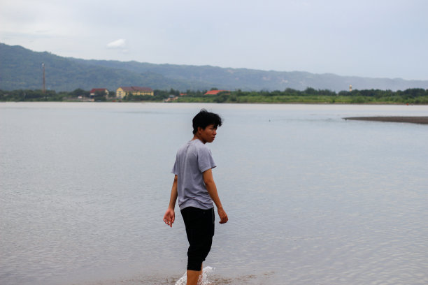 印度尼西亚少年独自在湖里玩图片下载