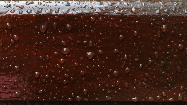 选择性软聚焦，浅景深。一个特写镜头的水滴在一个木制表面作为背景。水滴在长凳上。雨后滴在木头表面上。护墙板,书桌或桌子图片下载