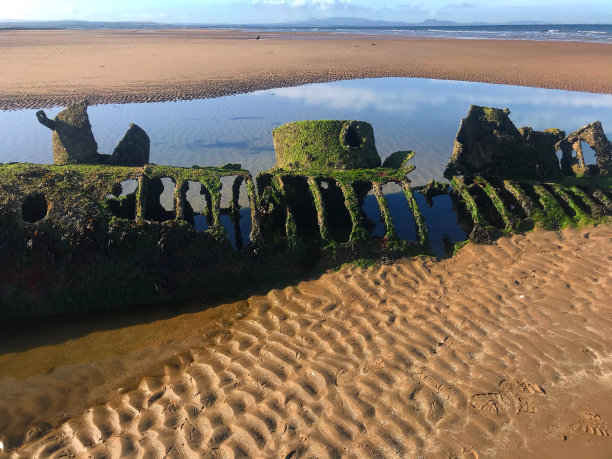 小型海底沉船图片下载