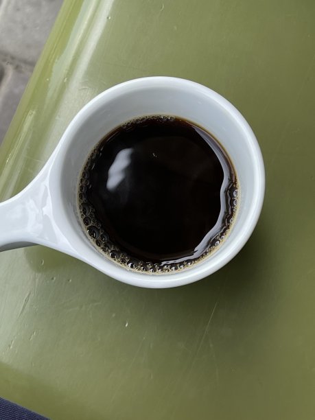 黑咖啡在一个白色的杯子俯视图图片下载