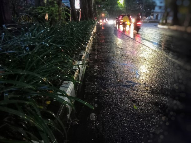 雨在黄昏的城市图片下载