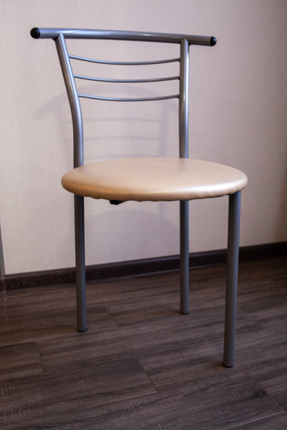 一张没有腿的椅子。坏了的椅子。租来的公寓里的家具。低质量的家具。便宜。创伤性图片下载