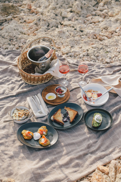 海边的浪漫早午餐野餐，有香槟和新鲜的自制食物图片下载