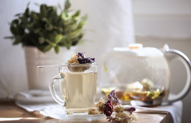 玻璃杯中的花草茶图片下载