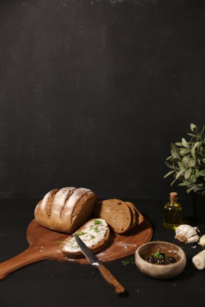 橄榄油配乡村面包和奶酪图片下载