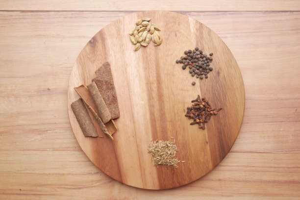 桌上的砧板上放着香料和香草，俯视图图片下载
