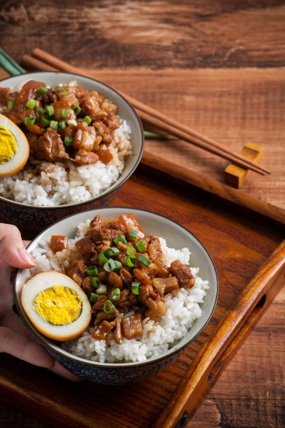 红烧肉配米饭，台湾著名美味的街头小吃。图片下载