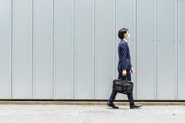 年轻的商人用面具行走(交通/外)・图像复制空间图片下载