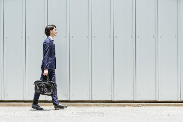 步行的年轻商人(通勤/户外)/图像与拷贝空间图片下载