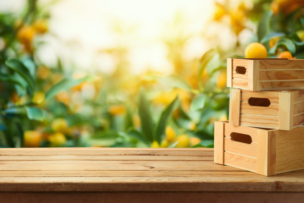 在橙色花园背景的乡村桌子上的空木箱。夏季模拟设计和产品展示。图片下载
