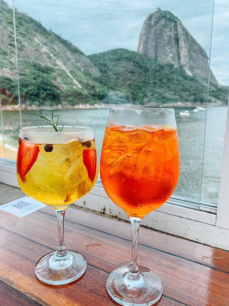 两杯杜松子鸡尾酒的木桌俯瞰着夏天里约热内卢的蓝天图片下载