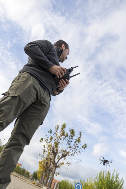 驾驶遥控无人机的男子从下面拍照图片下载