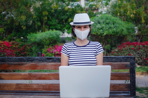 夏天城市公园里用笔记本电脑找工作的女人图片下载