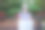 夏天城市公园里用笔记本电脑找工作的女人图片下载
