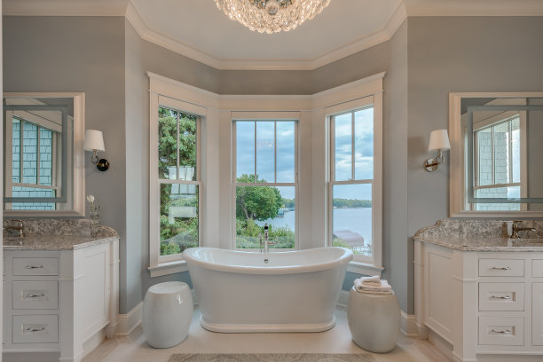 配有独立浴缸的主卧套房图片下载