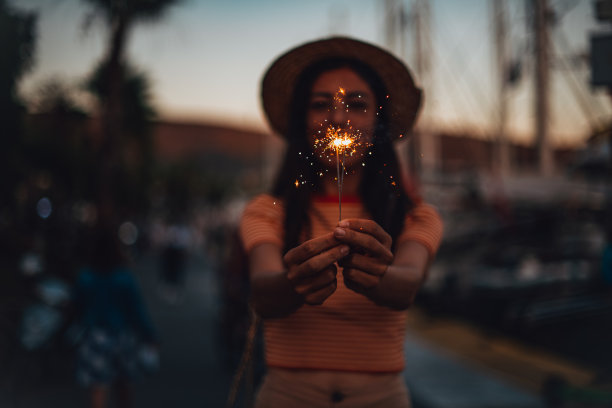 一个年轻女人在码头拿着烟火图片下载