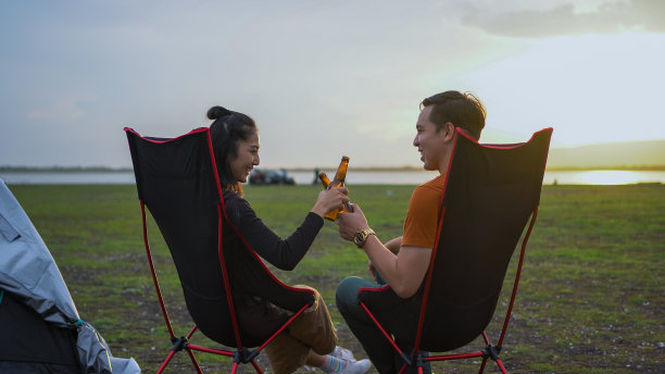 和一群朋友或夫妇一起露营，喝啤酒或酒精饮料。图片下载