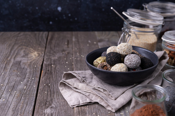 原料能源咬球准备与天然材料在木制背景图片下载