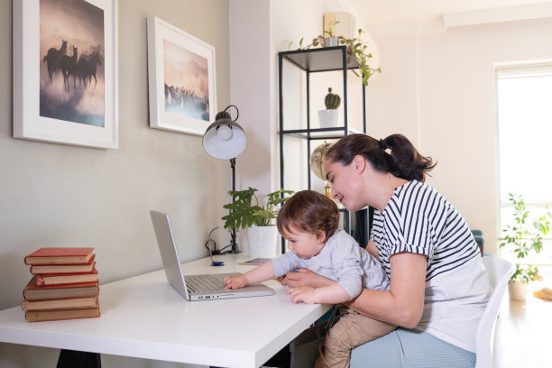 工作和花时间与幼童图片下载