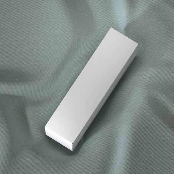 空盒子产品化妆品模型坐在绿色丝绸织物上图片下载