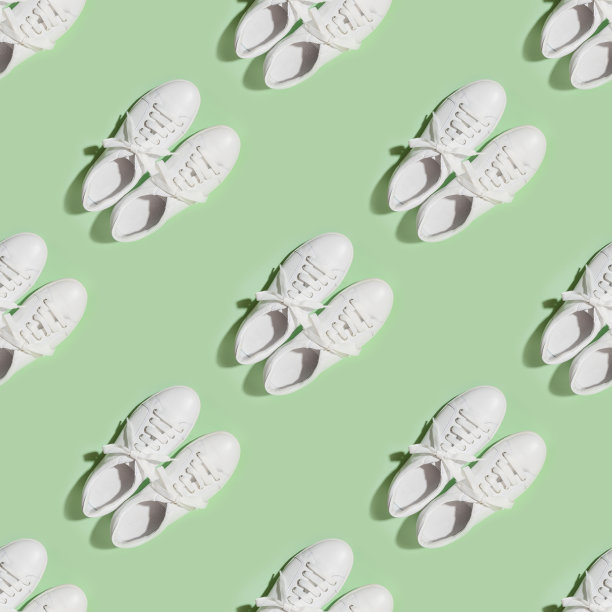 无缝模式的白色女性新刑警鞋在绿色的背景。休闲的衣服。图片下载