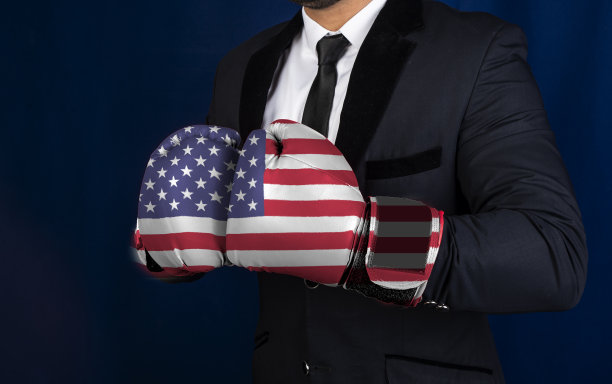 商人与美国国旗拳击手套特写图片下载