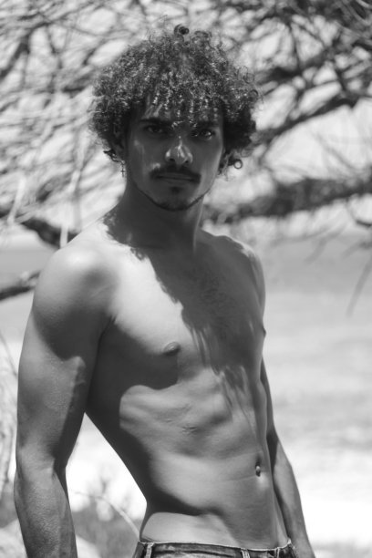 一个年轻的赤膊男子享受自然图片下载