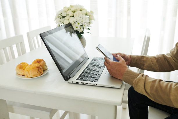 成熟男人在家工作图片下载