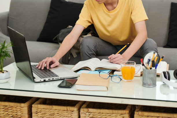 学生做作业图片下载